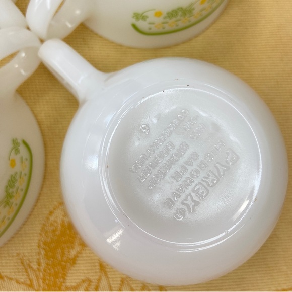 Vintage Pyrex Summer Impressions Cups with Corelle Saucers - 4 Sets - Picture 8 of 13